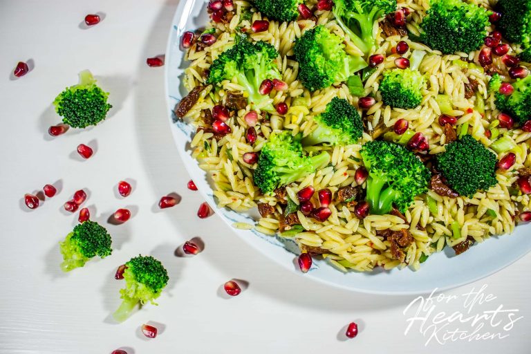 Wundervoll sommerlich fruchtiger Granatapfel-Brokkoli-Nudelsalat mit ...