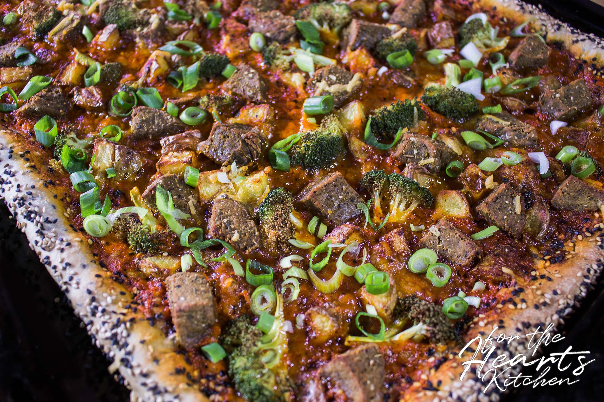 Geröstete Paprika-Walnuss-Pesto Pizza mit Brokkoli, Seitan