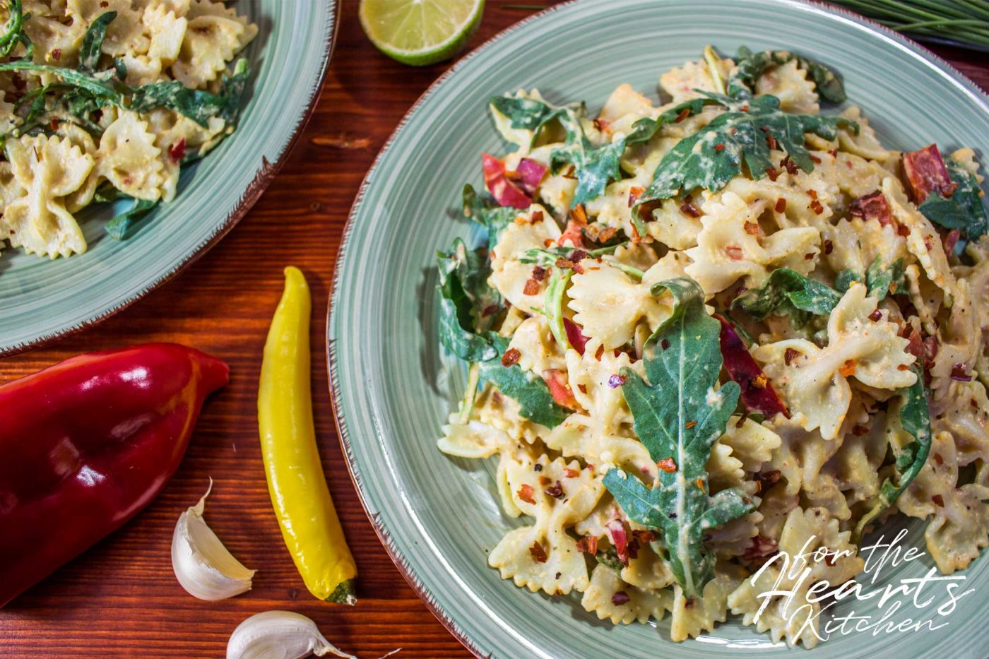 Cremige Hummus Pasta mit gerösteter Paprika und frischem Rucola ...