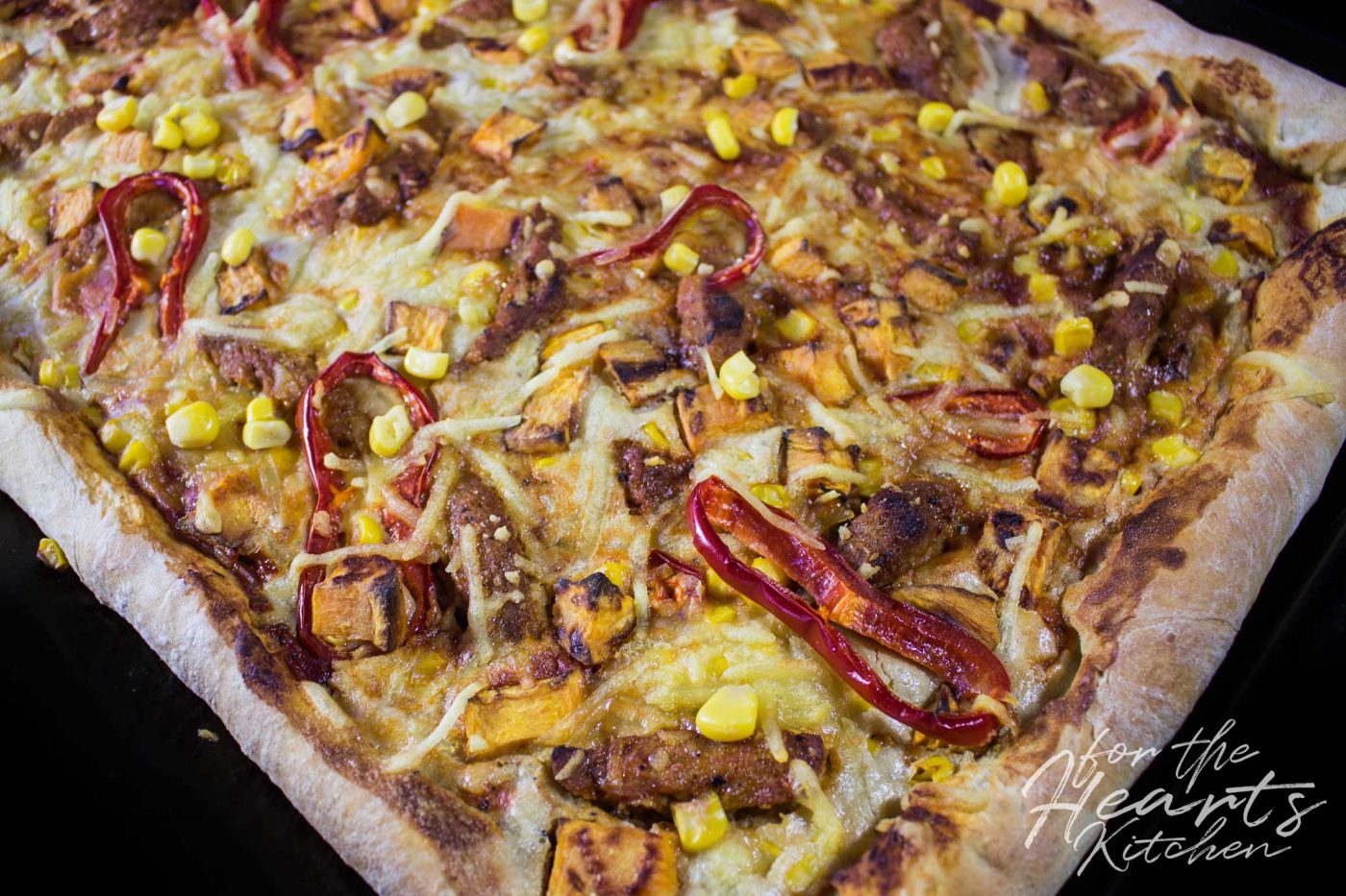 Smokey BBQ Pizza mit marinierten Sojastreifen, rauchigem Cashewkäse ...