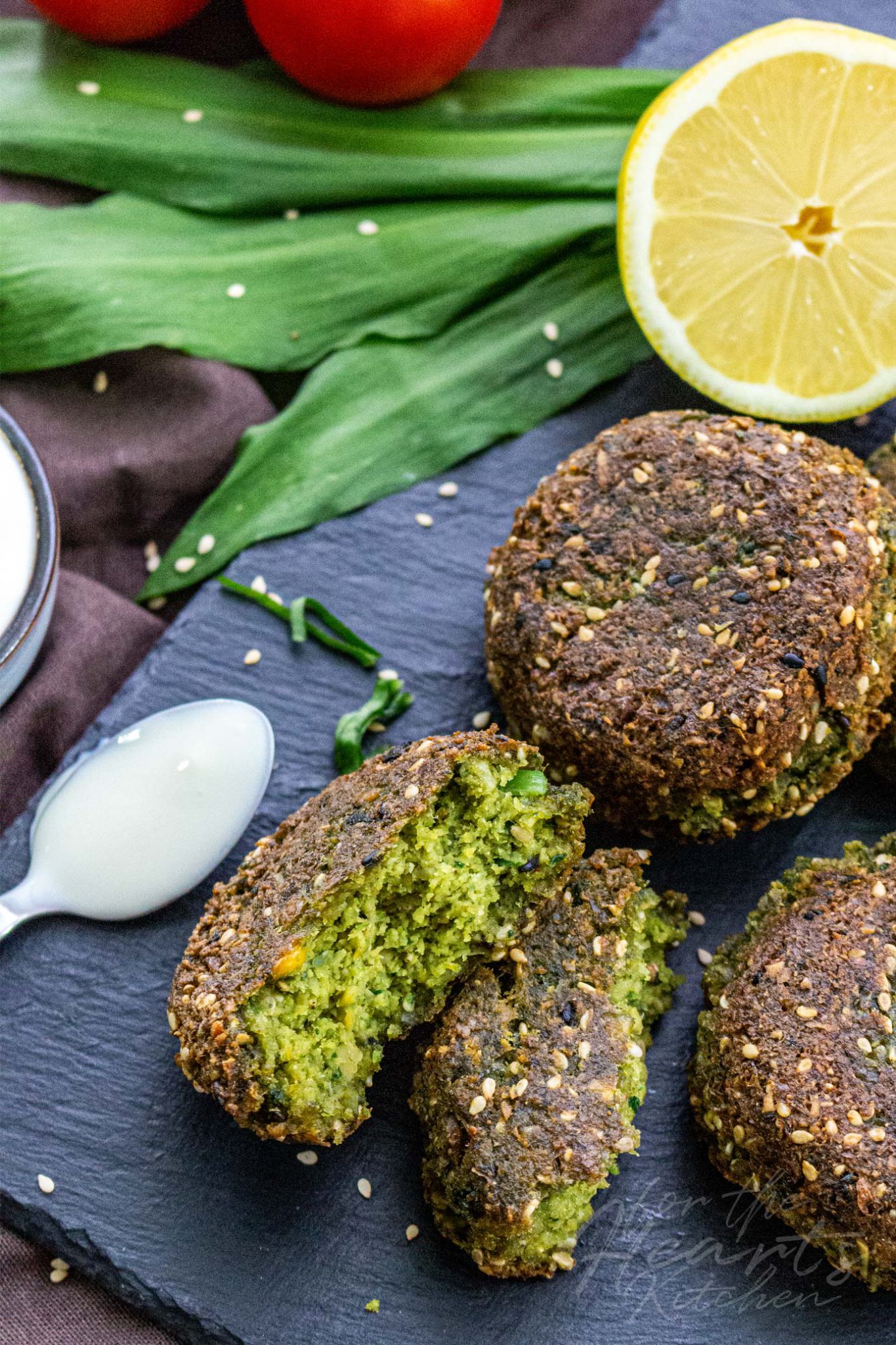 Bärlauch Sesam Falafel mit erfrischendem Tahini Joghurt Dip - for the ...