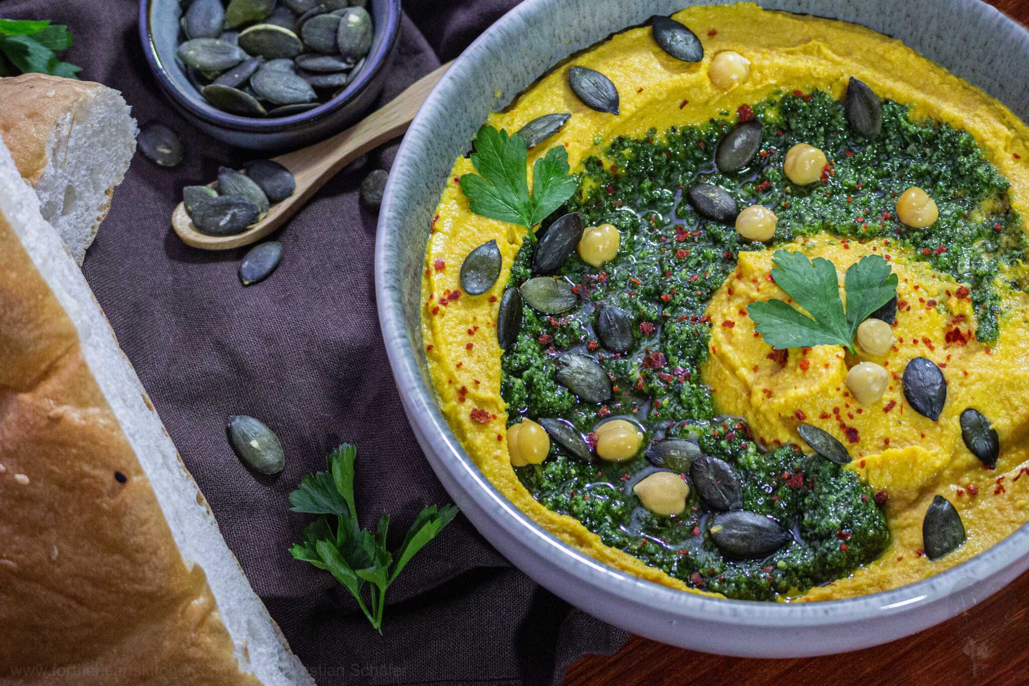 Gerösteter Kürbis Hummus mit Petersilien-Kürbiskern-Pesto - for the ...